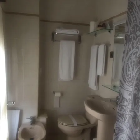 奥维特恩斯酒店 *