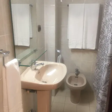 奥维特恩斯酒店 *