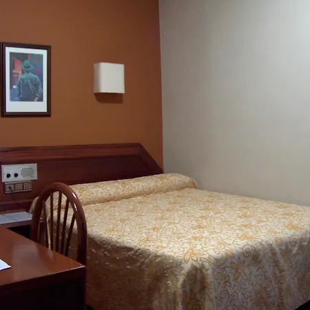 奥维特恩斯酒店 *